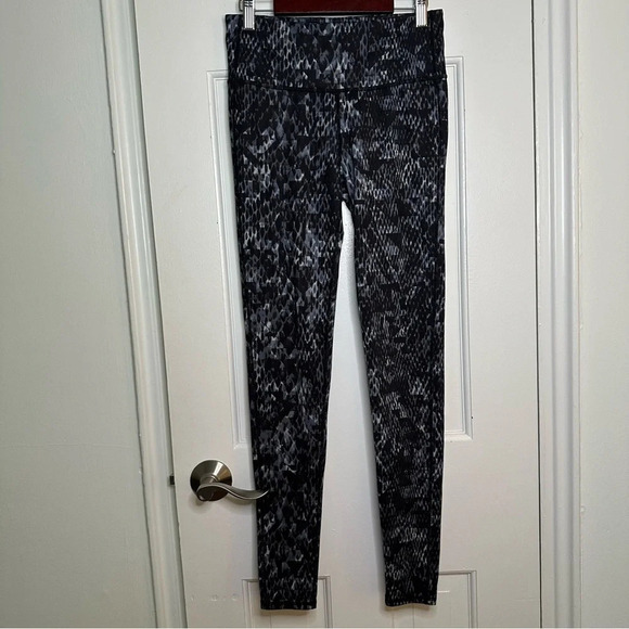 ATHLETA Chaturanga High Rise Black Gray Cobra Snake Print Leggings Small Lycra - Picture 1 of 5